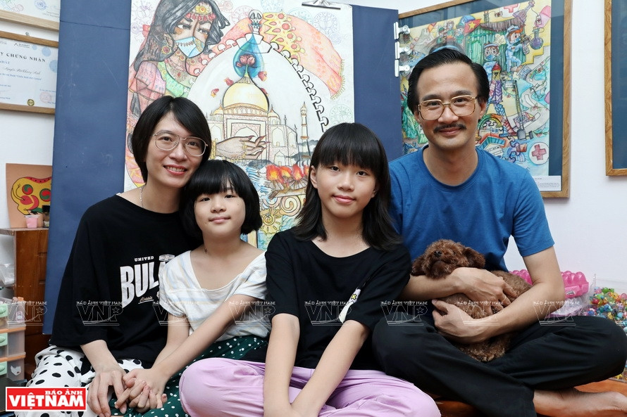 La famille de Nguyên Doi Chung Anh et ses peintures. Photo: VNA