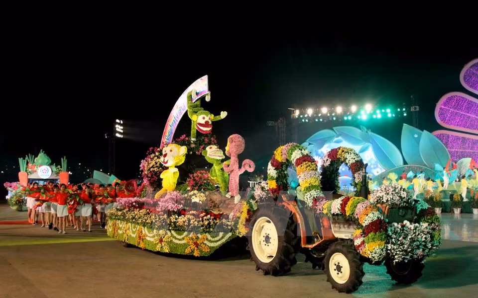 Un défilé des véhicules décorées par des fleurs de Da Lat 