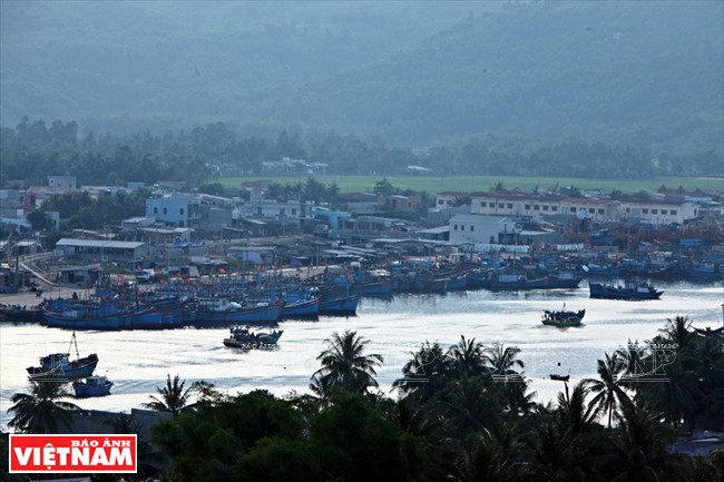 Bateaux de pêche à l’embouchure du fleuve Trà Khuc.