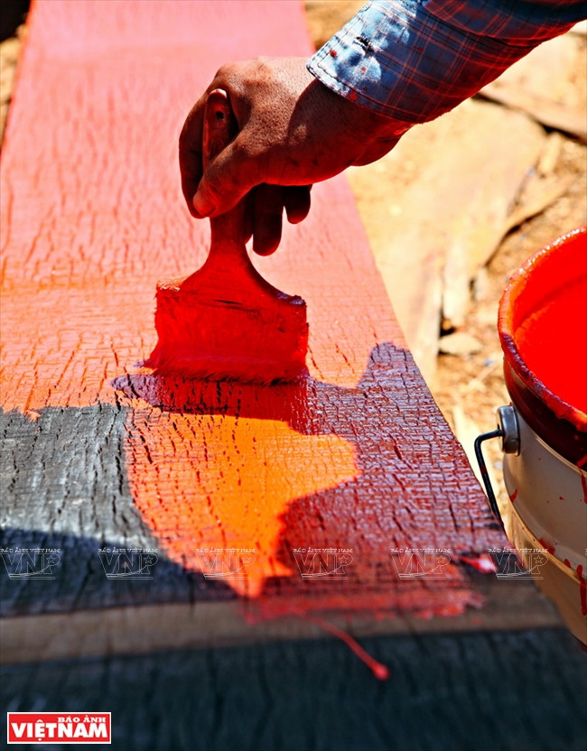 Les planches de la cale sont revêtues de plusieurs couches de peinture afin de résister ​aux ​parasites ​et à la corrosion.