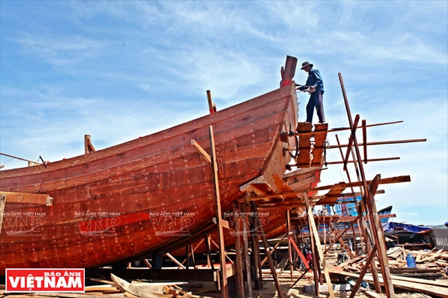La construction d’un bateau à coque en bois d’une puissance de 300 à 400 CV prend trois mois et nécessite 100 mètres cubes de bois.