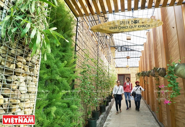 Un espace vert mène à Green Box.