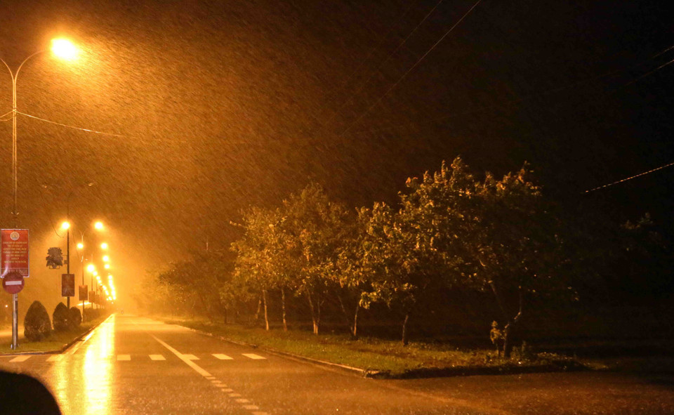 Des vents violents et des pluies torrentielles se sont abattus sur le chef-lieu de Cua Lo, province de Nghe An. 