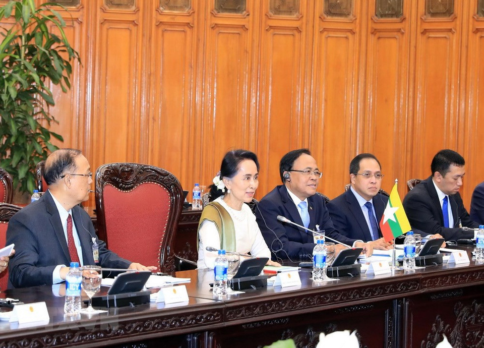 Mme Aung San Suu Kyi et la délégation birmane lors de l’entretien. 