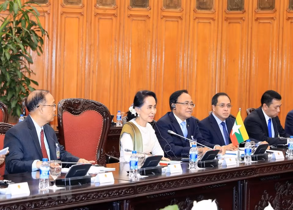 Mme Aung San Suu Kyi et la délégation birmane lors de l’entretien. 