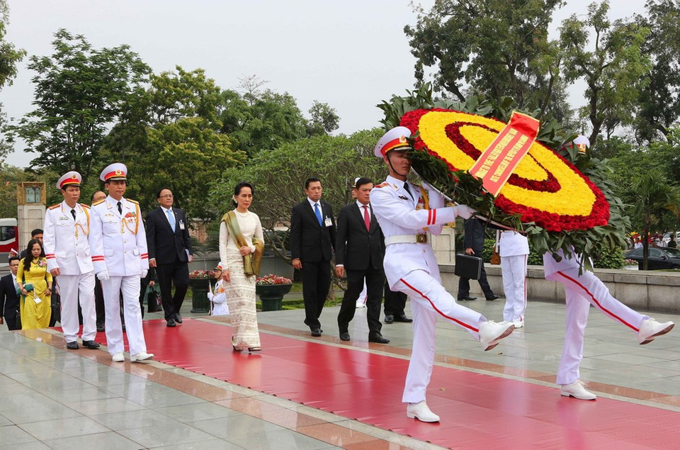 Mme Aung San Suu Kyi dépose une gerbe de fleurs au pied du Monument des Morts pour la Patrie à Hanoï. 