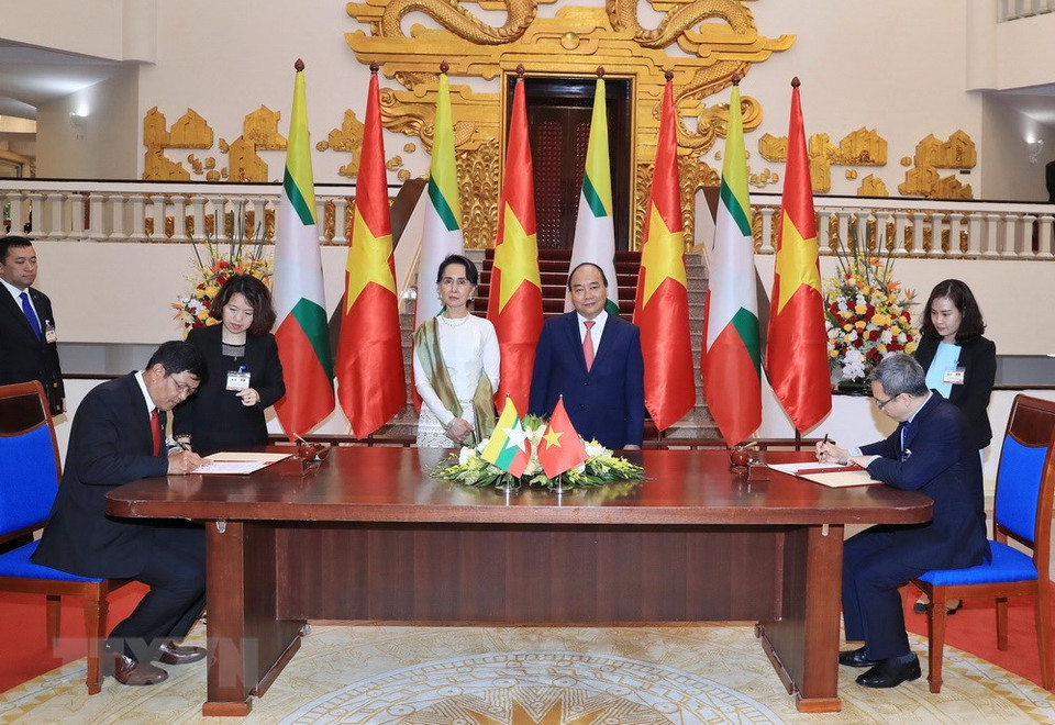Le Premier ministre Nguyen Xuan Phuc et la conseillère d'État du Myanmar, Mme Aung San Suu Kyi, assistent à la cérémonie de signature des documents de coopération entre les deux pays.