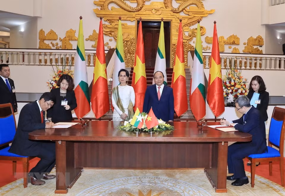 Le Premier ministre Nguyen Xuan Phuc et la conseillère d'État du Myanmar, Mme Aung San Suu Kyi, assistent à la cérémonie de signature des documents de coopération entre les deux pays. 