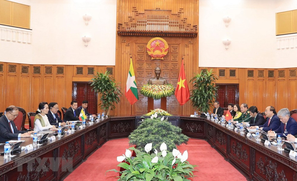 L’entretien entre le Premier ministre Nguyên Xuân Phuc et Mme Aung San Suu Kyi, conseillère d'État, ministre des Affaires étrangères et ministre du Bureau présidentiel du Myanmar, le 19 avril à Hanoï. 