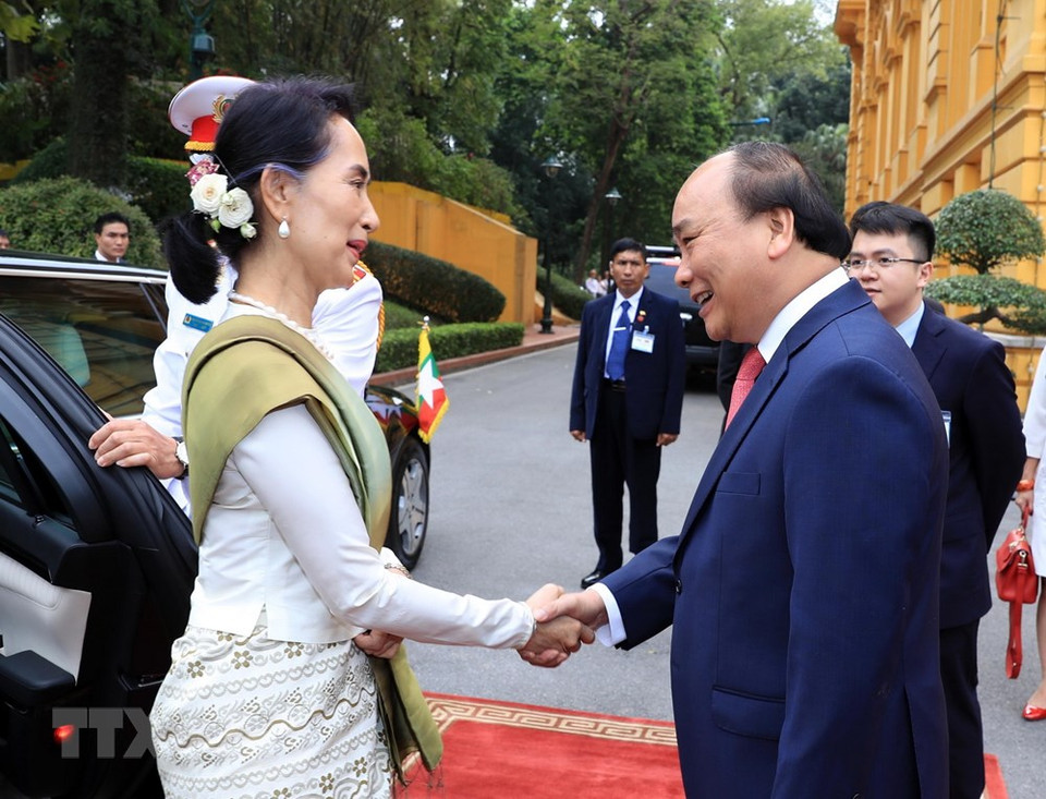Le Premier ministre Nguyên Xuân Phuc reçoit Mme Aung San Suu Kyi, conseillère d'État, ministre des Affaires étrangères et ministre du Bureau présidentiel du Myanmar. 