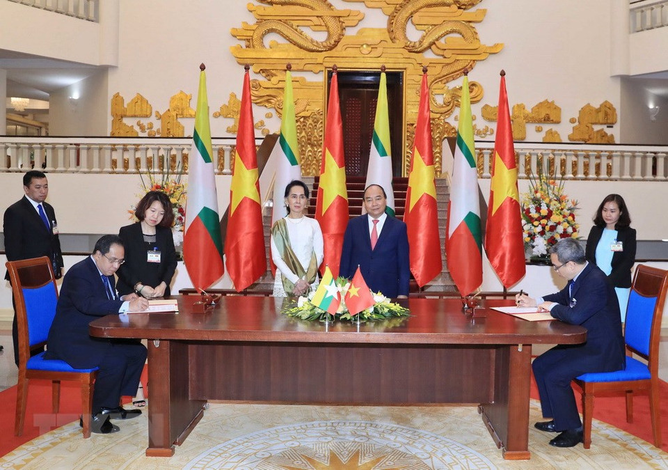 Le Premier ministre Nguyên Xuân Phuc et la conseillère d'État du Myanmar, Mme Aung San Suu Kyi, assistent à la cérémonie de signature des documents de coopération entre les deux pays.