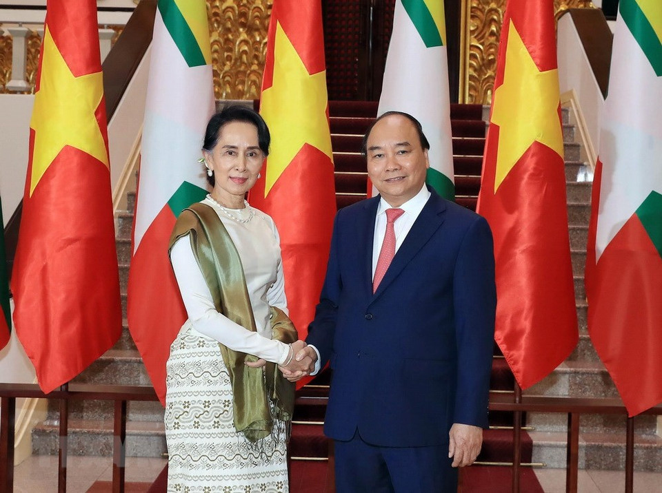 Le Premier ministre Nguyên Xuân Phuc et la conseillère d'État du Myanmar, Mme Aung San Suu Kyi avant leur entretien. 