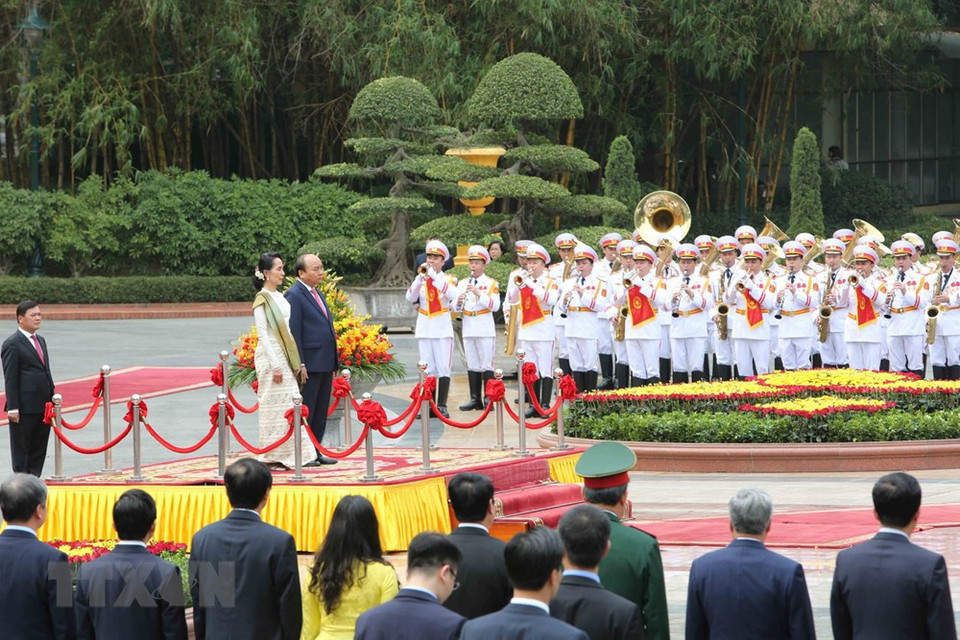 Le Premier ministre Nguyên Xuân Phuc et la conseillère d'État du Myanmar, Mme Aung San Suu Kyi, à la cérémonie d'accueil officielle.