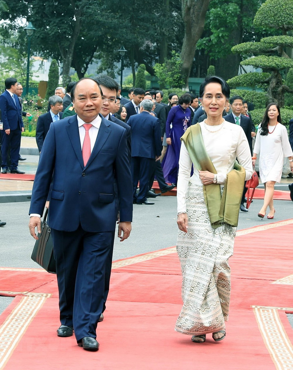 Le Premier ministre Nguyên Xuân Phuc et Mme Aung San Suu Kyi, conseillère d'État, ministre des Affaires étrangères et ministre du Bureau présidentiel du Myanmar.