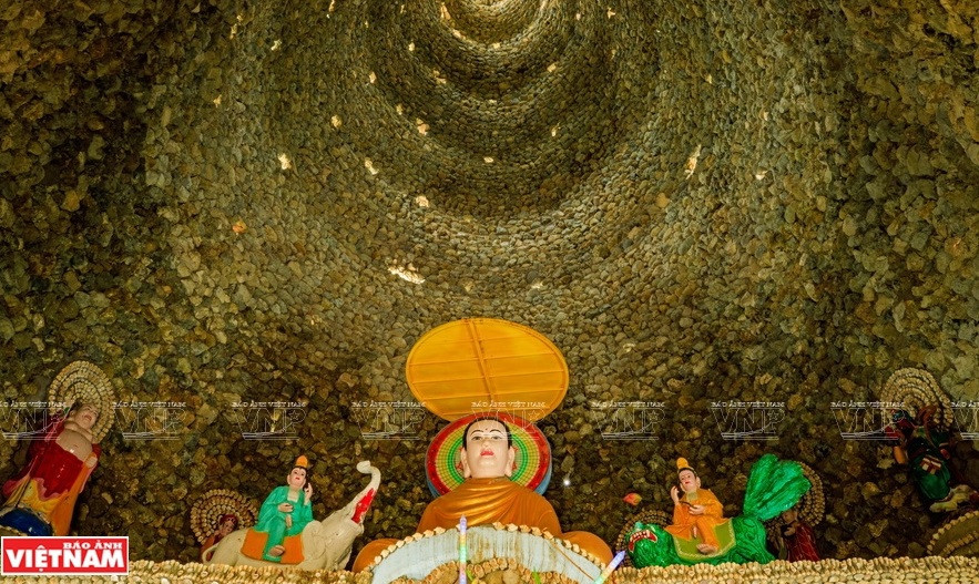 La tour de Bao Tich possède huit portes d’entrée symbolisant le Noble octuple sentier, la voie qui mène à la cessation de la souffrance ainsi qu’au nirvana dans le bouddhisme. Le premier étage est dédié aux cultes de Bouddha. Photo: VNP