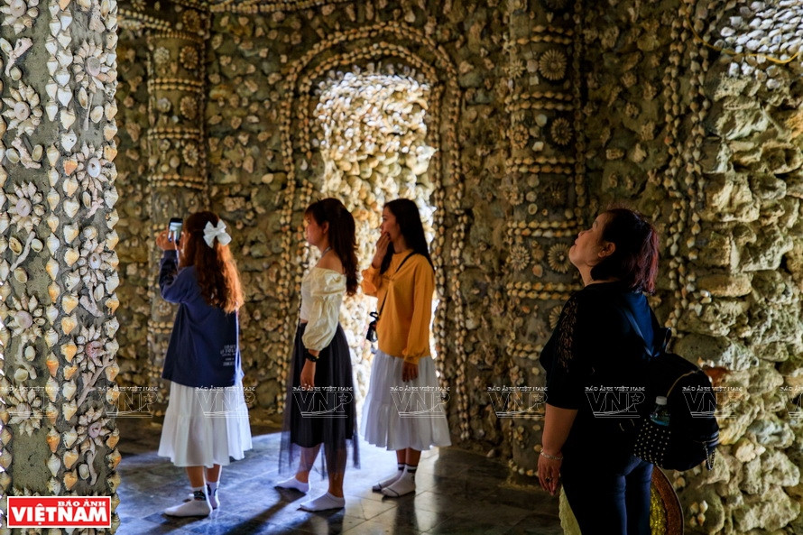 Ce qui impressionne le plus dans cette pagode est sans conteste la tour de Bao Tich, achevée en 1995 et construite entièrement en calcaires coralliens. Cet ouvrage, réalisé sans outils, culmine à 39 m de hauteur et comporte deux étages. Connue pour être la plus haute tour bouddhique répertoriée au Vietnam, l’ouvrage se distingue par une architecture tarabiscotée constituée de 49 petites pyramides. Dans chaque pyramide est installée une statue de Bouddha. Et sur la cime de chaque petite pyramide trône une mini-pyramide. Photo: VNP