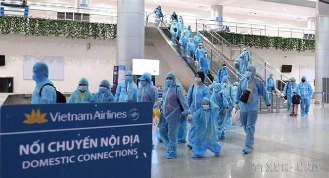Un vol de Vietnam Airlines transportant 297 personnes de la zone épidémique de Da Nang atterrit à l'aéroport international de Tân Son Nhât à Hô Chi Minh-Ville, le 13 août 2020. Photo: VNA