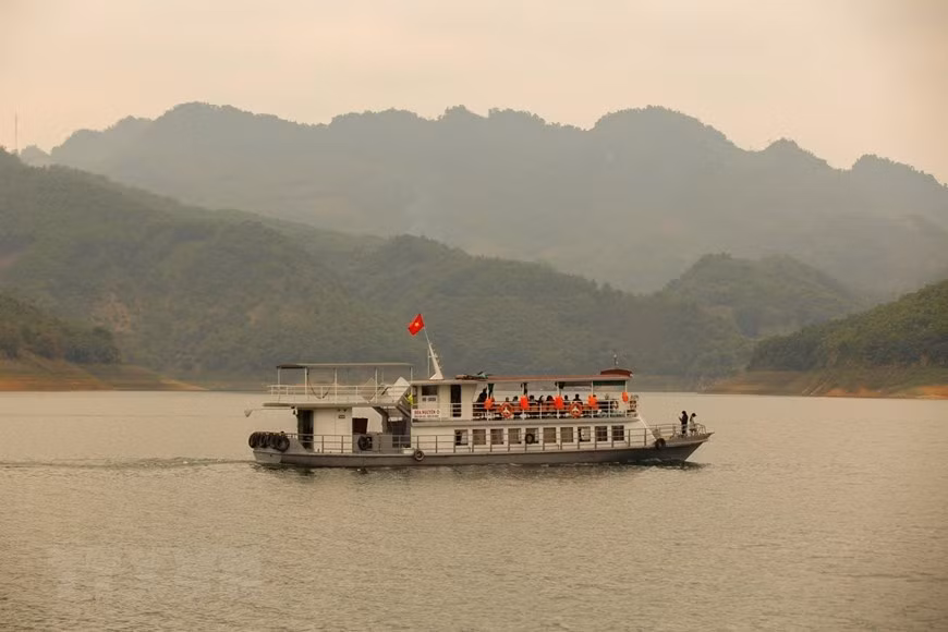 Les visiteurs font le tour du lac Hoa Binh (au Nord-Ouest du Vietnam), sur 200 km, en bateau, pour admirer la beauté d’une destination touristique populaire. Photo : VNA
