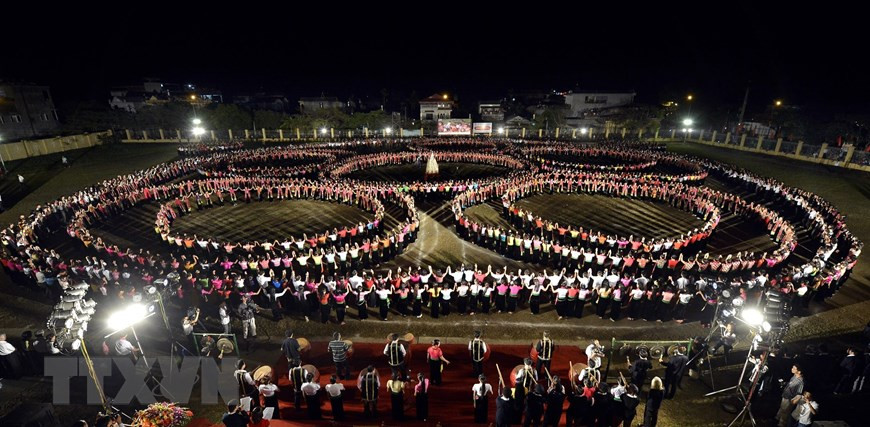 Un grand spectacle de danse Xoè Thái a eu lieu le 29 septembre 2013 dans le chef-lieu de Nghia Lô, province de Yên Bái (Nord). Il a établi un record Guinness du Vietnam. Ce spectacle, d'une envergure jamais vue au Vietnam, a réuni plus de 2.000 personnes, dont des artistes professionnels, des amateurs et des fonctionnaires du chef-lieu de Nghia Lô. Les participants portaient des vêtements traditionnels de l'ethnie Thai pour présenter aux visiteurs nationaux et étrangers la culture très originale des montagnes du Nord-Ouest. Photo : VNA