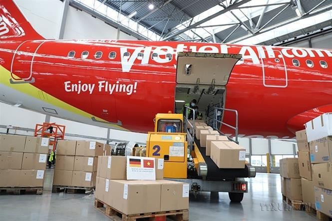 VietjetAir transporte 10 tonnes de dons allemands pour soutenir le Vietnam pour lutter contre l’épidémie de Covid-19. Photo : VNA