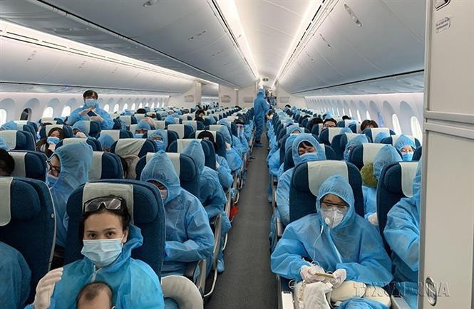 La compagnie aérienne nationale Vietnam Airlines effectue un vol rapatriant 337 citoyens vietnamiens depuis le Royaume-Uni. Photo : VNA
