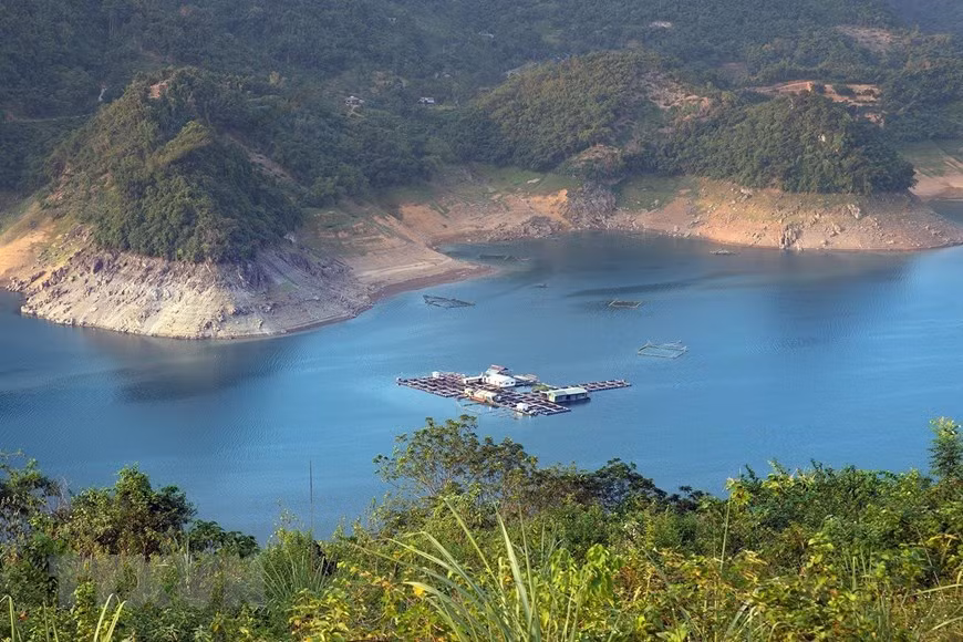 Grâce à son magnifique paysage, le lac-réservoir de Hoa Binh est une destination préféréee de plusieurs touristes. Photo : VNA