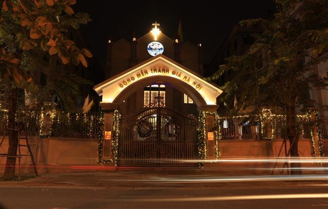 Les Amantes de la Croix dans la rue Nha Chung avant la fête. Photo : VNA