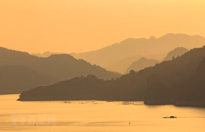 Les visiteurs peuvent rester une nuit sur le lac pour contempler le coucher et le lever du soleil. Photo : VNA