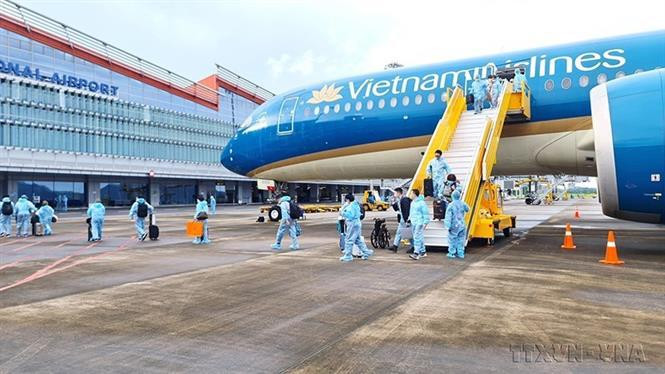 Le 23 septembre, l'aéroport international de Vân Dôn à Quang Ninh (Nord) a accueilli un vol de Vietnam Airlines transportant 301 citoyens en provenance de la France. Il s'agit du dernier vol effectué dans le cadre d'un programme pilote du "passeport vaccinal" du ministère de la Santé. Photo : VNA