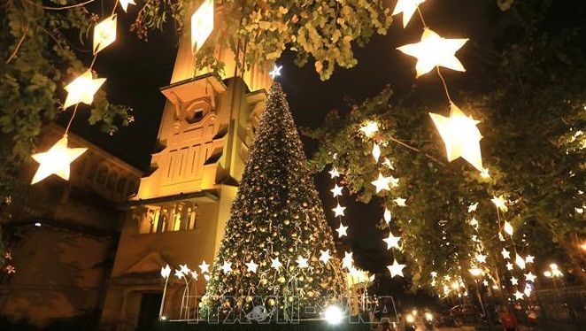 Un sapin avec des décorations multicolores et des lumières à l’église de Cua Bac. Photo: VNA