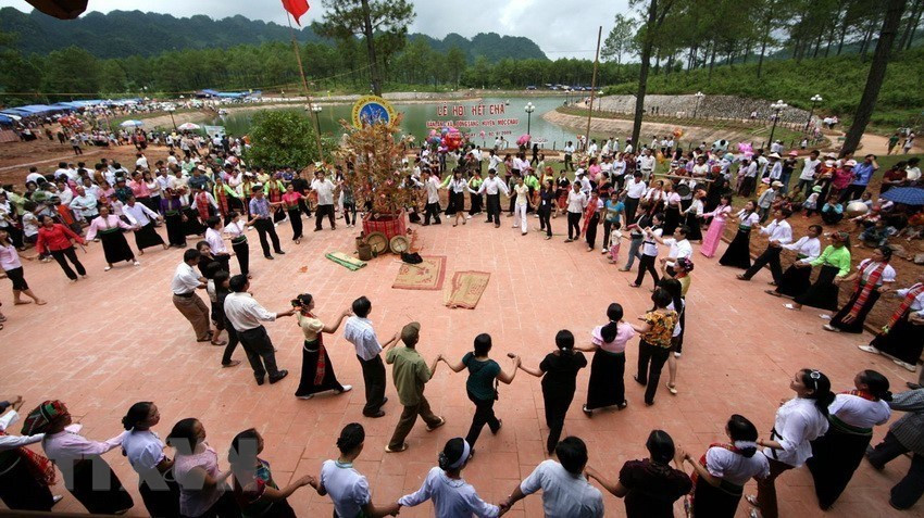 La dance Xoè est pratiqué par les Thai dans quatre provinces montagneuses du Nord :Yên Bai, Lai Châu, Son La et Diên Biên. Elle se décline en 36 variantes, dont six souvent exécutées lors de cérémonies importantes. Photo: VNA