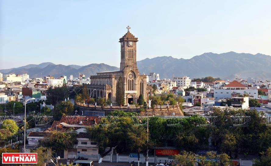 A Nha Trang, les touristes peuvent explorer des bâtiments culturels et historiques à l’architecture unique, dont la cathédrale du Christ-Roi de Nha Trang, appelée souvent par les habitants locaux cathédrale Da (pierre) et Nui (montagne). Photo : VNP