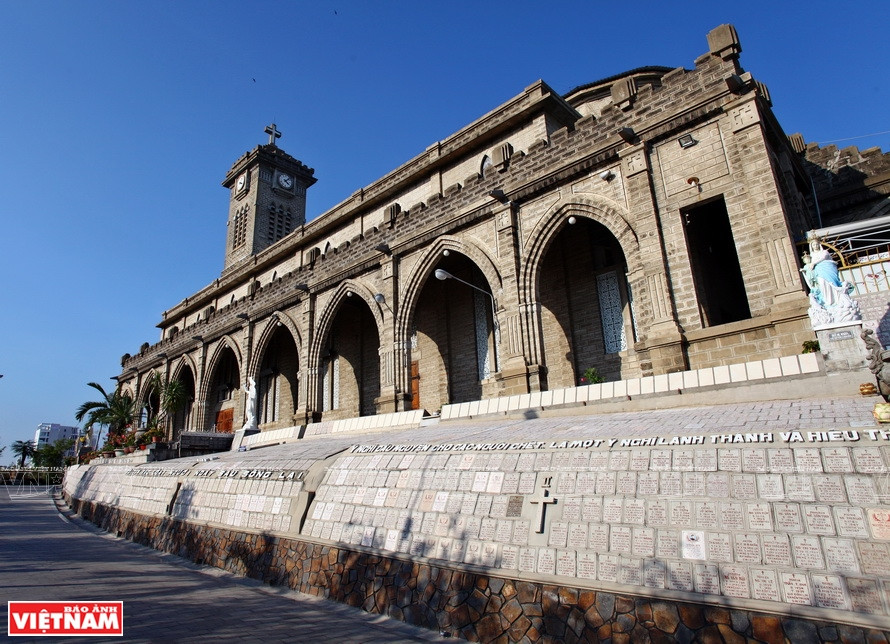 C’est l’un des bâtiments architecturaux incontournables pour les touristes à Nha Trang. Photo : VNA