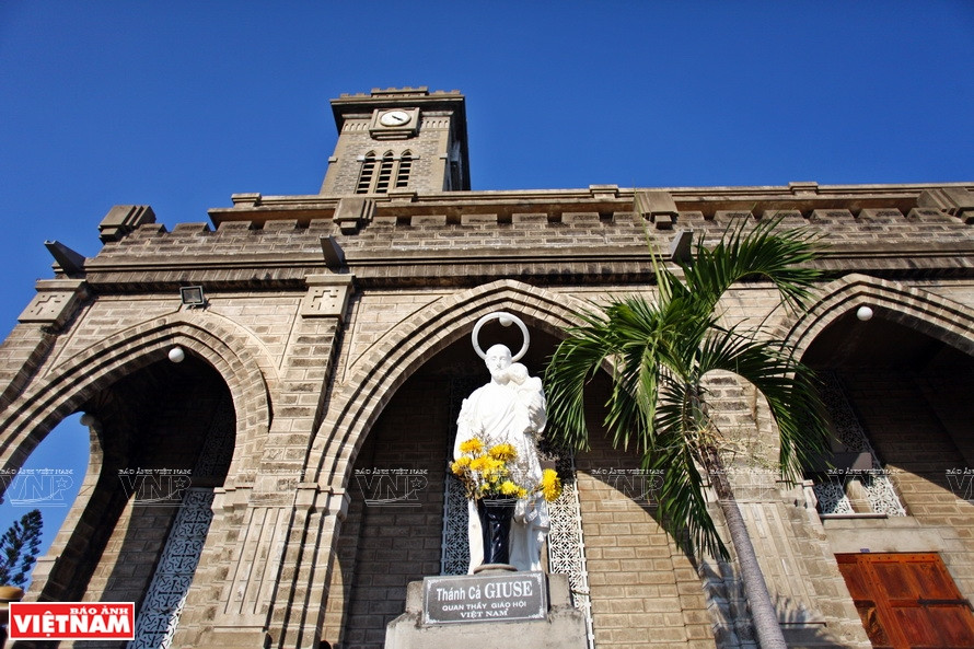 De loin, l'église ressemble à un ancien château en ardoise grise. Photo : VNP