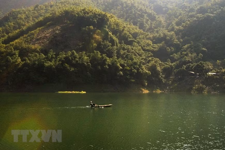 Pêche de poissons au matin au lac-réservoir de Hoa Binh. Photo : VNA