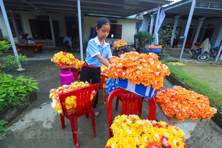 Depuis 2011, avec le soutien du Centre de création d’emplois de la ville de Huê, province de Thua Thiên Huê, le peintre Thân Van Huy a ouvert des cours de formation professionnelle à l’intention des jeunes locaux qui souhaitent apprendre ce métier traditionnel. Et le village de métier de Thanh Tiên est devenu un grand producteur de fleurs en papier."Mon village compte 10 ateliers familiaux, dont 4 sont spécialisés en lotus. On reçoit régulièrement des commandes d’achat, du pays comme de l’étranger. Récemment, mon atelier a exporté vers la Belgique un lot de 1.000 lotus", s’est enorgueilli le peintre Huy. Photo : VietnamPlus