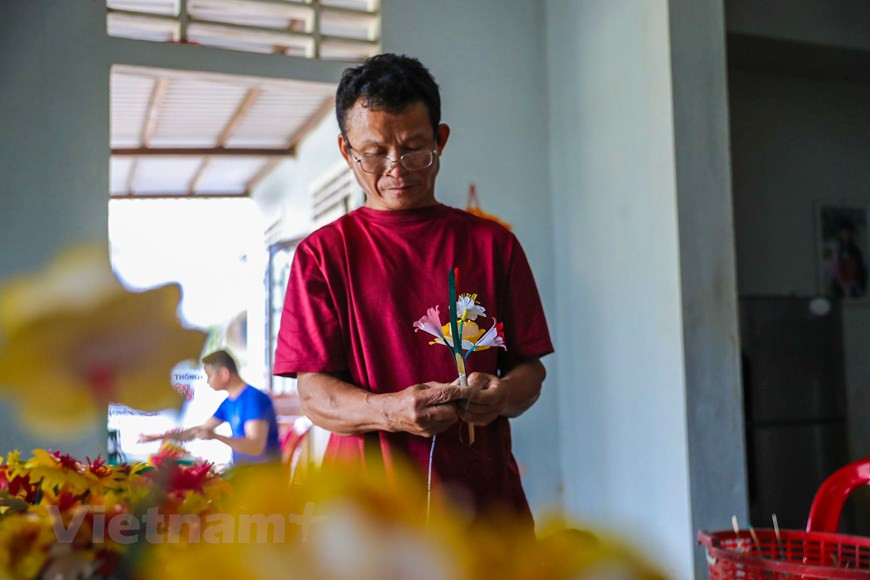 Les produits du village sont régulièrement exposés lors du festival de Huê, du festival de l'"ao dai" et de divers évènements culturels. Ils sont aussi exportés dans de nombreux pays. À l’origine, la fabrication des fleurs en papier était pratiquée dans le cadre du culte des ancêtres des habitants de Huê. Étant donné que le climat de Huê est chaud et ensoleillé pendant la saison sèche, mais humide et pluvieux pendant la saison des pluies, il est très difficile de conserver des fleurs fraîches sur l’autel des ancêtres. Par conséquent, les villageois de Thanh Tiên ont commencé à fabriquer des fleurs en papier comme offrande pour leurs ancêtres et pour leurs esprits. De nos jours, ces fleurs sont devenues des objets de décoration très populaires, notamment à l’occasion de la fête du Têt (Nouvel An lunaire). Photo : VietnamPlus