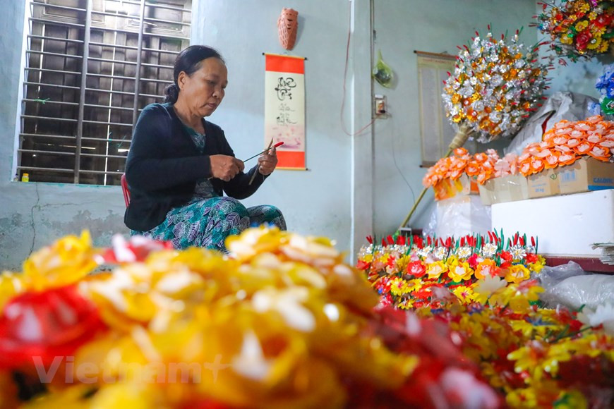 Seuls 10 ménages du village pratiquent encore ce métier et que trois d’entre eux enseignent la fabrication des fleurs en papier. toutes les étapes de fabrication des fleurs en papier se font manuellement. Tout d’abord, les villageois doivent soigneusement sélectionner le bambou, le sécher, le hacher, puis le trancher afin de fabriquer les pédicules et les tiges des fleurs. Ensuite, ils teignent le papier pour fabriquer les pétales, en utilisant des couleurs naturelles extraites des plantes locales et sans aucun produit chimique. Les fleurs sont fixées dans une botte de paille et seront ensuite transportées par les vendeurs ambulants aux quatre coins de Huê. Photo : VietnamPlus