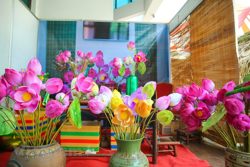 À Thanh Tiên, le métier de fabrication de fleurs en papier Tiên a connu une histoire de 300 ans avant de péricliter. Des générations d’artisans de talent avaient créé des fleurs stylisées, à partir de papier et de bambou. Leurs créations s’inspiraient du lis, du chrysanthème, de l’œillet, de la rose, du lotus. Ces fleurs artificielles étaient initialement destinées au culte des génies tutélaires dans les temples. Elles n’étaient renouvelées qu’une fois par an, à l’occasion du Têt traditionnel (le Nouvel An lunaire). Une belle tradition qui se perpétuait non seulement à Huê, mais aussi dans les provinces environnantes de Quang Tri et Dà Nang (Centre). Au fils des temps, ces fleurs sacrées trônaient même sur les autels des ancêtres des habitants locaux. Photo : VietnamPlus