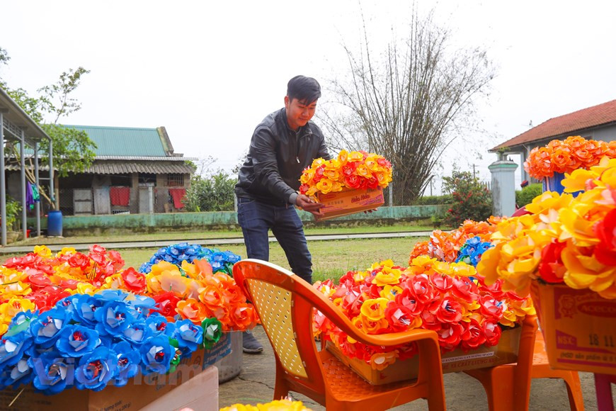 La production de lotus en papier lui a donné un second souffle, avec l’afflux de touristes. L’atelier de Huy est aussi un lieu de visite très couru. Ici, le visiteur peut façonner un lotus, épaulé par un artisan. "Ce n’est pas facile du tout, mais j’ai enfin réussi. Je rapporterai ce joli lotus chez moi", confie Wright David Denning, de Grande-Bretagne. Pour Anh Ngoc, de Hanoï : "Le travail m’a captivé. Et je me réjouis d’avoir en main la fleur que j’ai faite moi-même". À noter que Thân Van Huy est inscrit dans la liste des recordmen vietnamiens, en tant que "premier Vietnamien à avoir fait revivre le lotus en papier". Photo : VietnamPlus