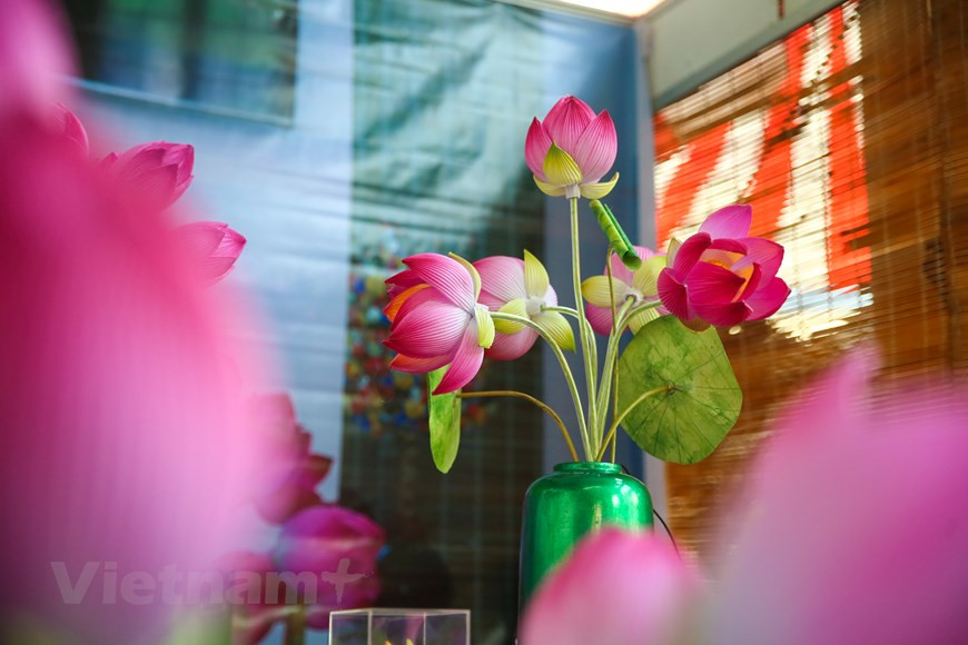Originaire de Thanh Tiên, un village de métiers de Huê, Thân Van Huy a été ensorcelé, dès son enfance, par la beauté des fleurs en papier fabriquées par les artisans de Thanh Tiên. Diplômé de l’Université des beaux-arts de Huê en 1976, Huy a exercé diverses professions, avant de retourner aux arts, précisément à la peinture. Au cours des années 1994-2000, ses œuvres picturales, notamment celles représentant la fleur de lotus, ont été encensées lors d’expositions d’arts à Huê, Dà Nang, Hô Chi Minh-Ville et Hanoï. Au début du XXIe siècle, le peintre Huy a pris une décision importante : faire revivre le métier traditionnel de son village natal, tombé dans l’oubli depuis plus d’un demi-siècle. Photo : VietnamPlus
