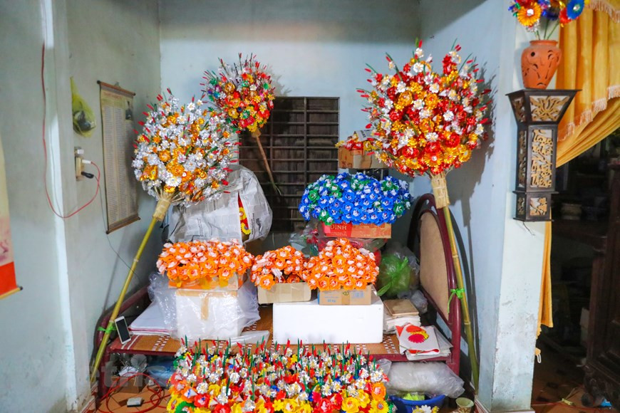 Le peintre Huy a fait ses preuves cette fois-ci avec le lotus stylisé. Le lotus en papier de Huy est le fruit d’une combinaison ingénieuse entre artisanat et peinture, en premier lieu dans l’art de la teinture. Les couleurs du pétale sont nuancées, allant du rose foncé au blanc, en passant par le rose et le rose clair. D’ordinaire, une fleur se compose de 8 à 12 pétales qui entourent des étamines de couleur jaune. Si la fleur et la feuille sont faites avec du papier, le réceptacle floral est en éponge artificiel et la tige en bambou. Le lotus stylisé en dit long sur l’esprit créatif, le sens esthétique, la dextérité et la patience de l’artisan. Photo : VietnamPlus