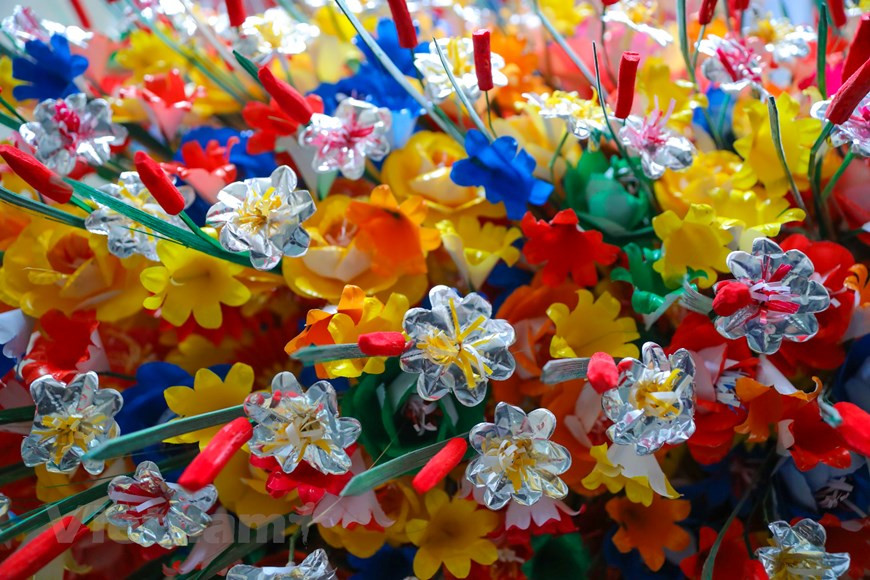 Le village de fleurs en papier de Thanh Tiên a été reconnu, par l’Association du Tourisme du Vietnam, en tant que "la destination touristique la plus attirante du Vietnam en 2015". Ce prix comprend diverses catégories: le resort le plus attrayant, le parc d'attractions le plus intéressant, le village de métier traditionnel le plus charmant, le musée le plus captivant et la plage la plus séduisante. Le village de Thanh Tiên est célèbre pour son métier artisanal traditionnel de fabrication de fleurs en papier, vieux de quatre siècles. La citadelle impériale de Huê, de la dynastie des Nguyên (1802 - 1945), est connue en tant que ville festivalière et pour la tenue de cérémonies cultuelles. C’est pourquoi la culture des fleurs et la fabrication de papiers votifs y sont bien développées et deviennent une particularité culturelle de Huê. Photo : VietnamPlus