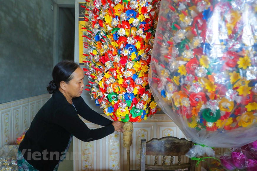 Comme ce travail demande beaucoup de temps, de minutie et d’habileté, un artisan ne peut fabriquer que 15 à 20 fleurs en papier par jour. Le prix des fleurs en papier n’est que de 5 000 à 7 000 dôngs pour une paire de fleurs simples, comme la rose, la marguerite et l’orchidée. Les fleurs de lotus coûtent plus cher avec un prix de 20 000 dôngs pour un lotus. La fleur en papier la plus compliquée est la fleur de lotus. Seuls trois ménages sur dix du village peuvent fabriquer des fleurs de lotus en papier, dont l’atelier de Mme Phan Thi Thanh. Les étapes les plus difficiles sont la création des veines pour les pétales et l’assemblage des pétales eux-mêmes. Photo : VietnamPlus