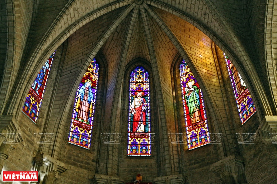 La cathédrale se distingue aussi par des vitraux représentant des saints et des épisodes de la vie de Jésus. Photo : VNP