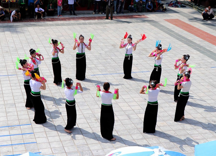 Un spectacle de danse Xoè Thái dans le district de Van Chân, province de Yên Bai. Photo: VNA