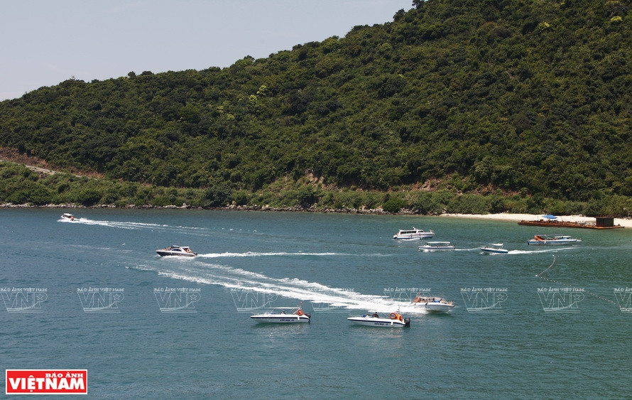 Des centaines, voire des milliers de touristes sont venus chaque jour visiter et se détendre à Cù Lao Chàm. Notamment, le circuit de plongée maritime à Cù Lao Chàm attire de plus en plus des touristes. Photo: VNP