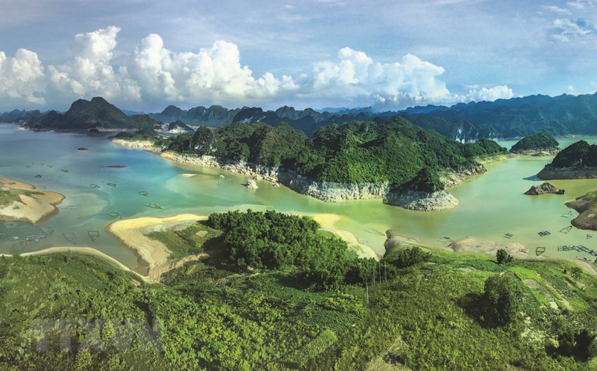 Le lac-réservoir de Hoa Binh alimente la centrale hydraulique éponyme. Il appartient à la province éponyme et sa voisine - Son La. Il est considéré comme la « Ha Long terrestre ». Photo : VNA