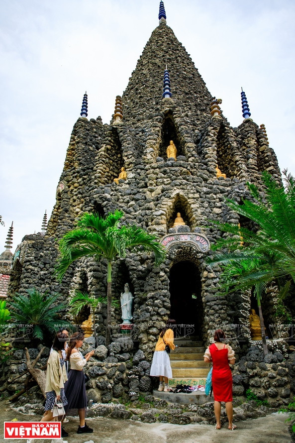 La pagode de Tu Vân ou la pagode Coquille est située au cœur de la ville de Cam Ranh, province de Khanh Hoà (Centre). La visite de ce site donne aux touristes la sensation de se retrouver plongés dans l’océan, les murs et les colonnes étant presque tous en coquillage et en coraux. Photo: VNP