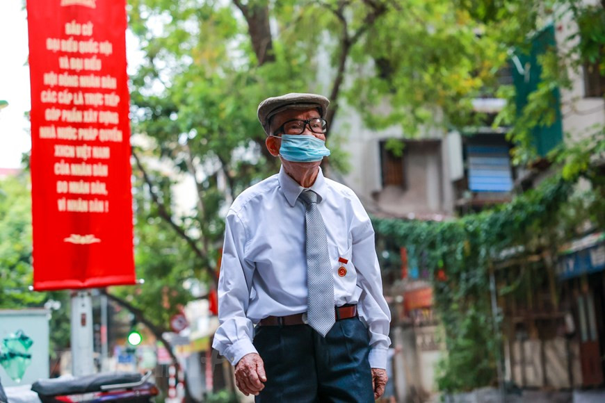 Aujourd’hui, Pham Van Ca va aux urnes pour la 15e fois, exerçant le droit d’un citoyen. Malgré son âge avancé, il n'a pas eu besoin de l'aide de ses proches et s'est rendu tout seul au bureau de vote. Les élections des députés de la 15e législature de l’Assemblée nationale et des membres des conseils populaires pour 2021-2026 est un événement politique important du pays afin de sélectionner et d'élire des personnes exemplaires représentant la volonté, l’aspiration et le droit souverain du peuple au sein de l’Assemblée nationale et des conseils populaires à tous niveau pour le nouvel mandat, ce contribuant à l’édification, à la consolidation et au perfectionnement d’un État de droit socialiste du peuple, pour le peuple et par le peuple. Photo: Vietnamplus